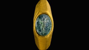 خاتم الجوهرة الخضراء يصور الراعي البالغ من العمر مئات السنوات الذي عثر عليه في حطام سفينة إسرائيلية