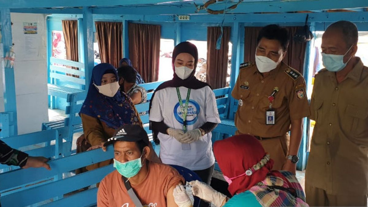 Pemkot Makassar Selenggarakan Vaksinasi Bagi Juragan Kapal dan ABK yang Berikan Jasa Penyeberangan