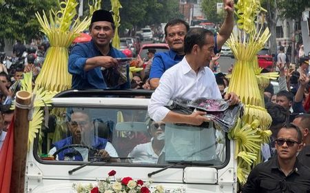 Jokowi Bareng Ahmad Luthfi dan Gus Yasin Pawai Naik Jeep Terbuka, Bagi-bagi Kaos