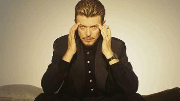大卫·博伊(David Bowie)的手写歌词板在拍卖中估计有1.95亿印尼盾。