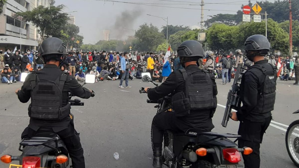 La Police A Placé 13 Suspects En Action Contre La Loi Sur La Création D’emplois à Palembang