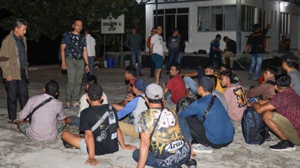 Delivery Of 17 Illegal Workers To Malaysia Successfully Thwarted In Batam Waters