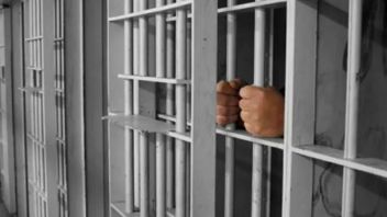 11名巴厘巴板警察囚犯因一名嫌疑囚犯的妻子的锯子而逃脱