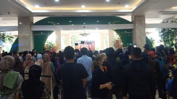 Dozens Of Residents Watch Together Akad Nikah Kaesang-Erina From The Shopping Center