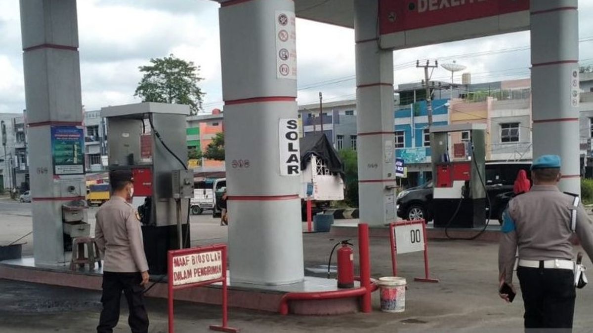 ペルタミナOKUラヤは、ジェリケンを使用して燃料を購入することからガソリンスタンドを禁止