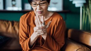 Perempuan Menopause Lebih Rentan Terkena Osteoporosis, Kenapa?