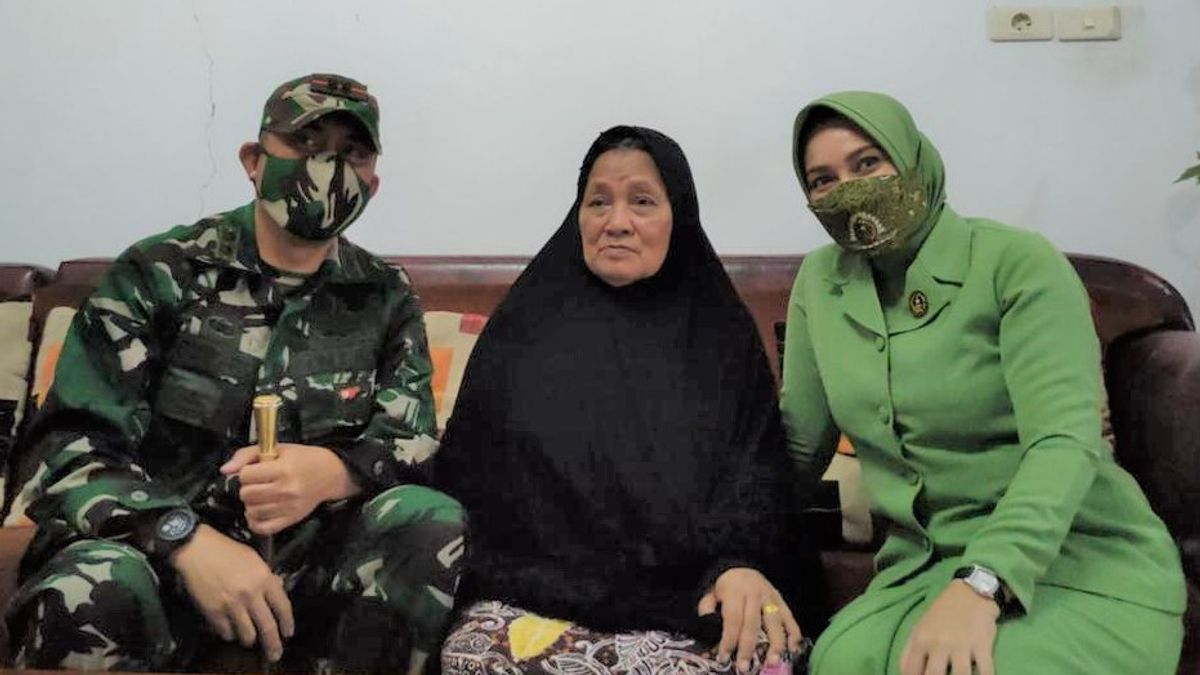 En Regardant Kastini, Warakawuri Combattants Indonésiens Qui Manquent à Leurs Maris