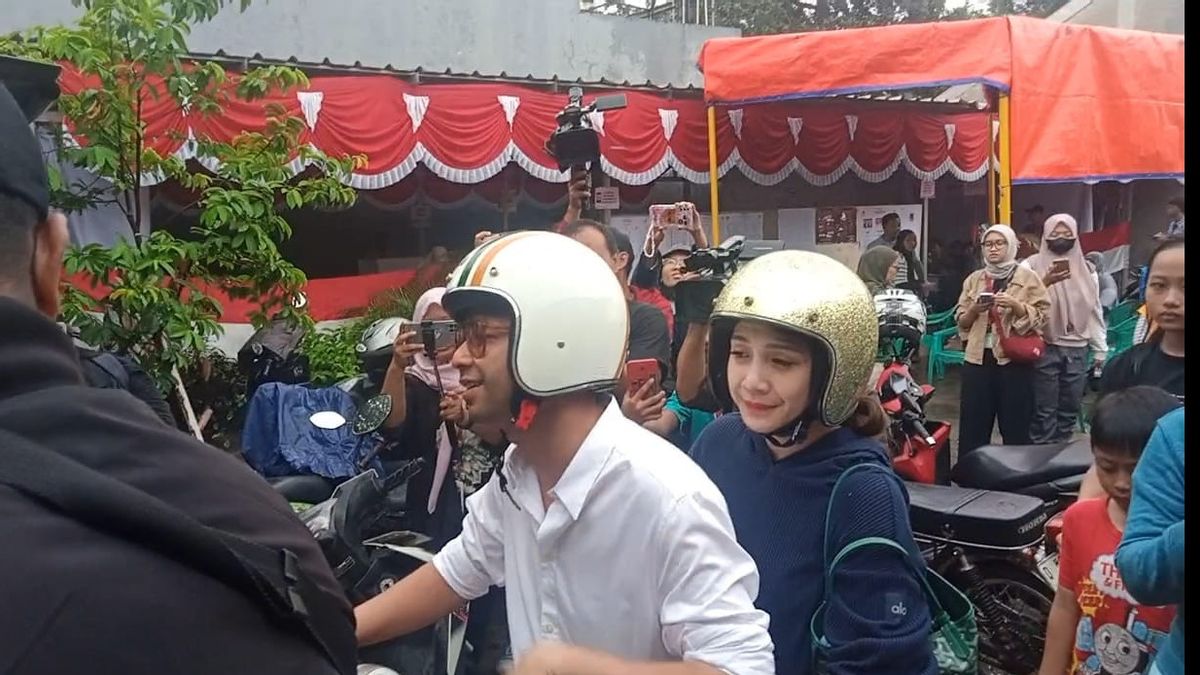 Berdua Bareng Nagita Slavina, Raffi Ahmad Pilih Naik Vespa ke TPS