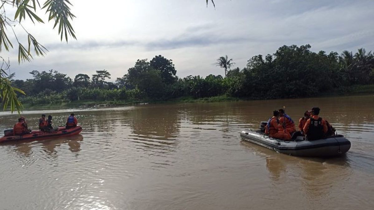 SAR的第二天蔓延到陆地寻找被冲走在Ciujung河的万丹居民