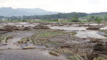 BNPBマラピ山冷たい洪水の残りの材料岩を爆発させる