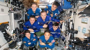 宇宙飛行士は宇宙ステーションでの科学研究と実験に焦点を当てています