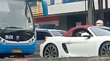 Luxury Porsche Cars Enter The Transjakarta Route And Ask Bus Drivers To Retreat, Netizens: Sell Their Cars To Buy Brains