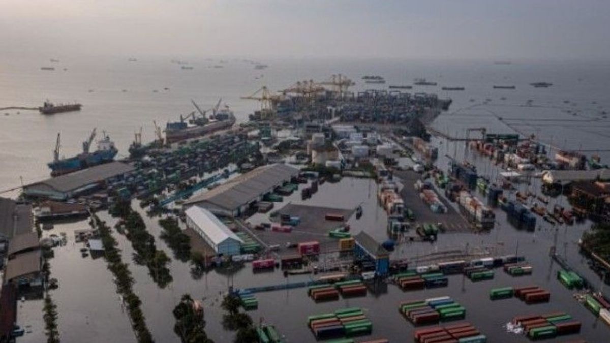 Pelindo Ensures That Tanjung Emas Semarang Container Terminal Can Operate After 21 Hours Stopped Due To Flood Water Rob