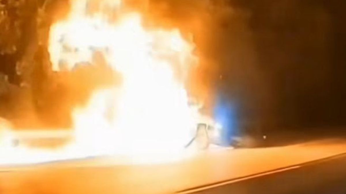 BMW Sundul Jetour, Jagorawi 고속도로에서 불길에 휩싸여 2 명 부상