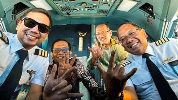 Pilot Brings Mahfud A Photo Of 3 Finger Greetings On The Aircraft Cockpit, Is The Aviation Authority Permit Already?