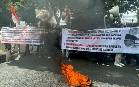 Dianggap Tak Mampu Awasi Peredaran Obat Berbahaya, Kantor BPOM RI Didemo Massa Sambil Bakar Ban