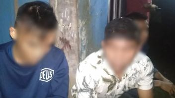 القبض على ثلاثة من أفراد القوات المسلحة الإندونيسية أثناء محاولتهم سرقة دراجة نارية لأحد السكان في ديبوك