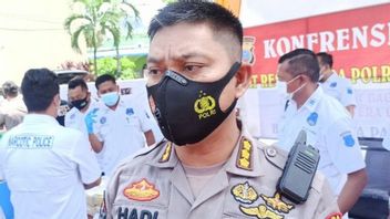 شرطة سومطرة الشمالية تفسر الفيديو الفيروسي للجدة في سيمالونغون التي اتهمت الشرطة بالتحرش ، وتبين أنها مرتكبة التحرش بالأطفال عندما تم القبض عليها بالقوة
