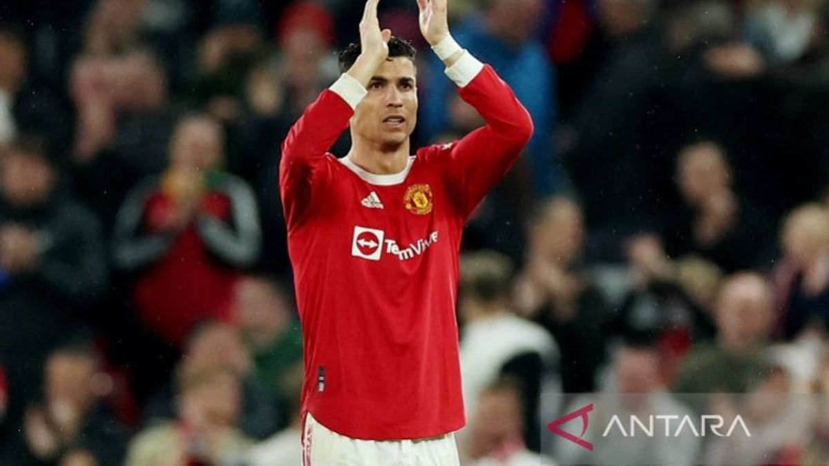 据报道，克里斯蒂亚诺·罗纳尔多想离开曼联，但俱乐部不愿意让他离开。