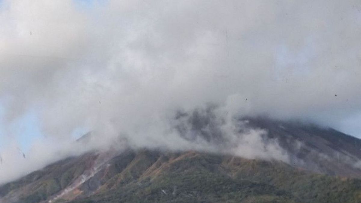 Khawatir Awan Panas Guguran Gunung Karangetang, Puluhan Warga Sitaro Masih Mengungsi di Museum