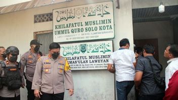 何十ものヒラファトゥル・ムスリム学校がパンチャシラではなくイデオロギーを教え、カリフ制の外ではタグートやサタンを意味する