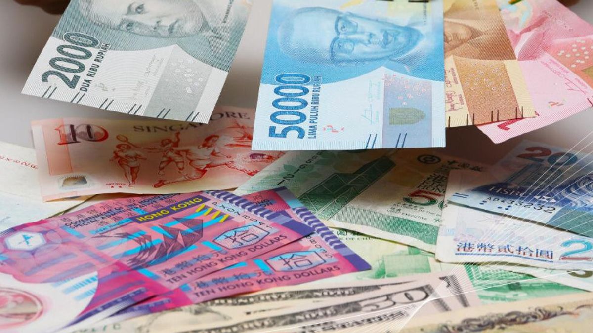On Friday, Rupiah Closed Slightly Lower To Rp13,693 Per US Dollar