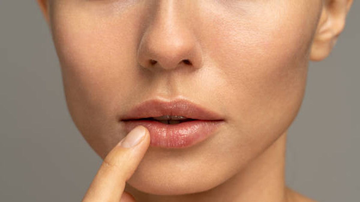 3 Tips Merawat Bibir Kering Tanpa Lip Balm
