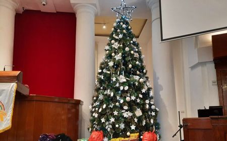 Jemaat GPIB Immanuel Curahkan Harapan lewat Kertas di Pohon Natal