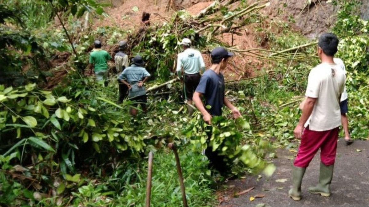 Material Longsor 3 Meter Tutup Jalan Desa Takokak-Cianjur, Warga dan TNI Polri Gotong Royong Bersihkan 