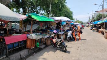 Satpol PP Hasn't Disciplined Street Vendors On Kalibaru Kemayoran Because No Order From The Leader