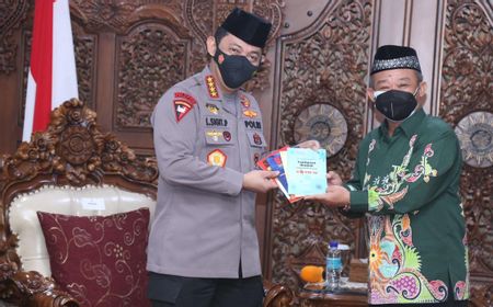 Pakai Peci Hitam, Kapolri Jendral Listyo Sigit Sambangi Muhammadiyah Bahas Radikalisme