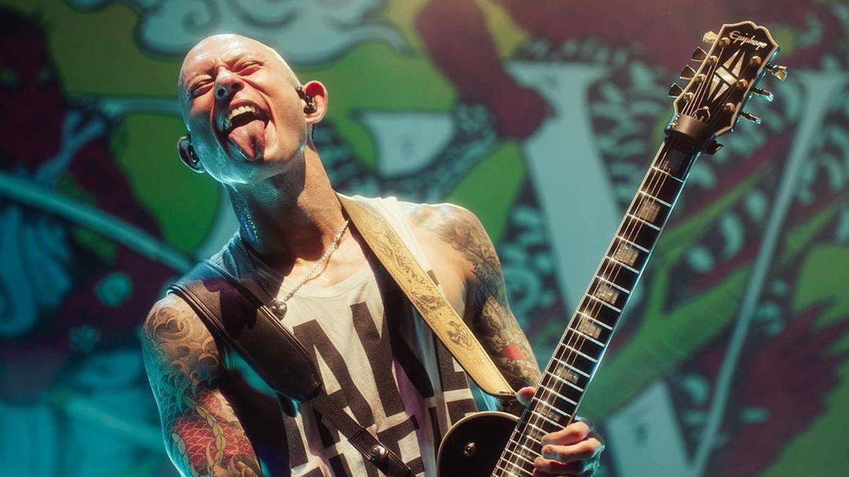 Matt Heafy Jumps From Stage To Save Crowdsurfing Fans