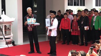 Pimpin Ganjar-Mahfud Daftar ke KPU, Megawati Pekik Salam Pancasila