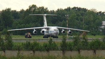 Un avion militaire russe s’est effondré à Belgorod, transportant 65 prisonniers de guerre à la suite d’échanges avec l’Ukraine