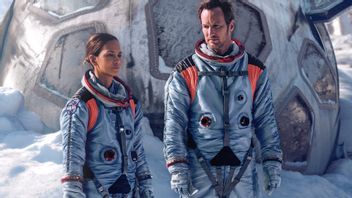 Moonfall Movie Review: Magnificent Visuals When The Moon And Earth Are Opposite