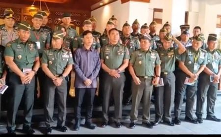 Foto Bersama Anggota TNI, Gibran: Itu Foto Lama, Tak Berhubungan Pilpres 2024