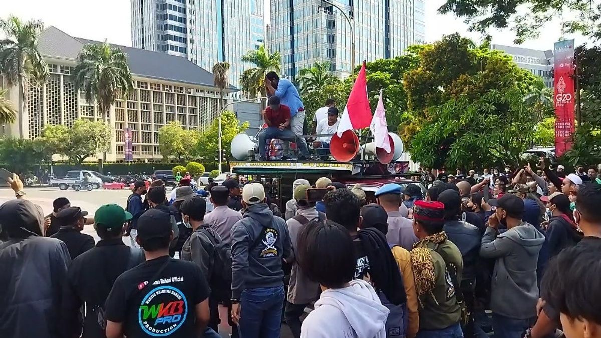 Demo Kenaikan Harga BBM di Patung Kuda Rusuh, Pendemo Tercebur ke Dalam Kolam