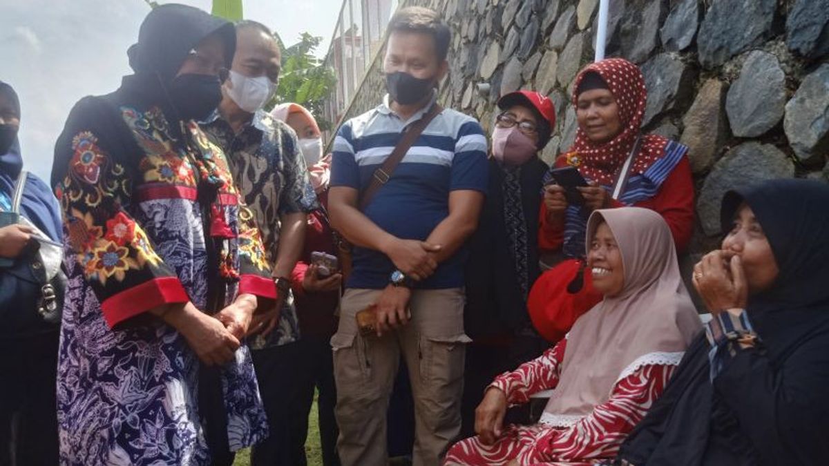 The Sad Story Of Social Minister Risma When She Met The Elderly Who Were Dumped By Their Own Children, Some Asked To Be Injected With Death