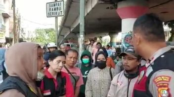 Student Who Tried To Grab A Gun And Hit The Police In The Face Under The Kampung Melayu Flyover Was Taken To The East Jakarta Police