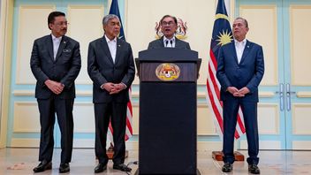 انضم رئيس الوزراء الماليزي أنور إبراهيم إلى اجتماع مجلس الوزراء: رواتب الرجال تخفض 20 في المائة حتى يتعافى الاقتصاد