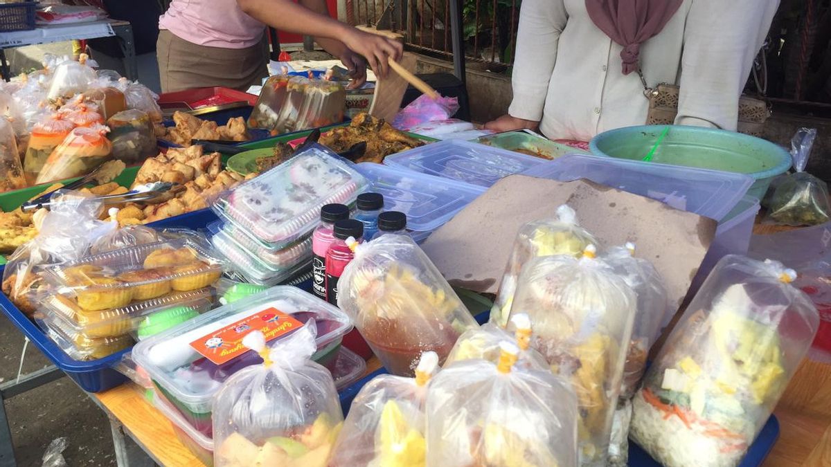 Hari Kedua Bulan Puasa, Pedagang Takjil di Pasar Lama Tangerang Senyum Sumringah Dapat Untung Rp3 Juta Per Hari