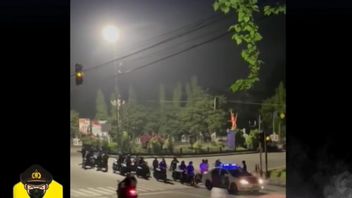عشرات من عمر والمتفرجين من سباق غير قانوني في ساماريندا 'الرياضة' دفع الدراجات النارية من 5 كم في حين ترافقها الشرطة