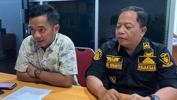 Loin des demandes du procureur, le bureau du procureur du district de Singkawang fait appel de la peine d'un an de prison prononcée contre le trafiquant de méthamphétamine Ewit