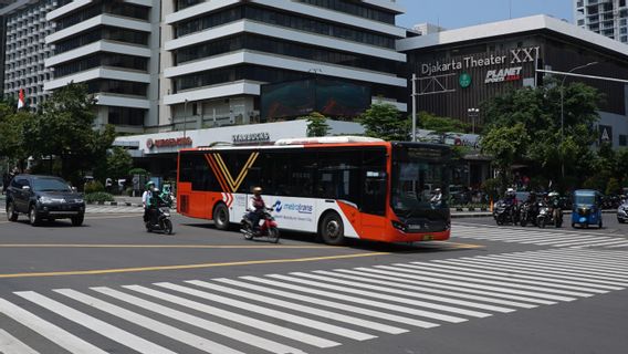 Transjakarta Beroperasi Hingga Larut Malam untuk Tenaga Medis