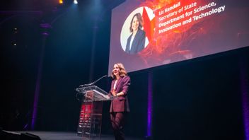 英国政府は、親がオンラインコンテンツの有害性について積極的に子供に尋ねることを奨励します