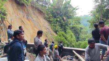  انهيار أرضي في منطقة كارو في شمال سومطرة، وفاة عامل بناء واحد وفقد 3 آخرين