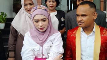 Datang ke Sidang Cerai, Inara Rusli Bawa Bukti Kunci Borgol