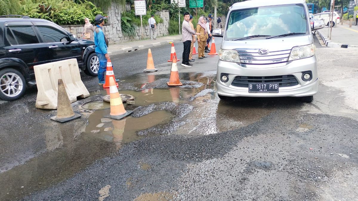 ジャクプス天然資源当局者はベンヒルの水たまりが不快な臭いを放ち、道路利用者を邪魔すると言います