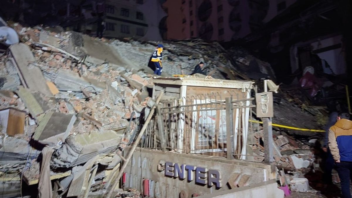 بنك BNPB يتلقى قائمة طلبات المساعدة التي يحتاجها ضحايا زلزال تركيا وسوريا