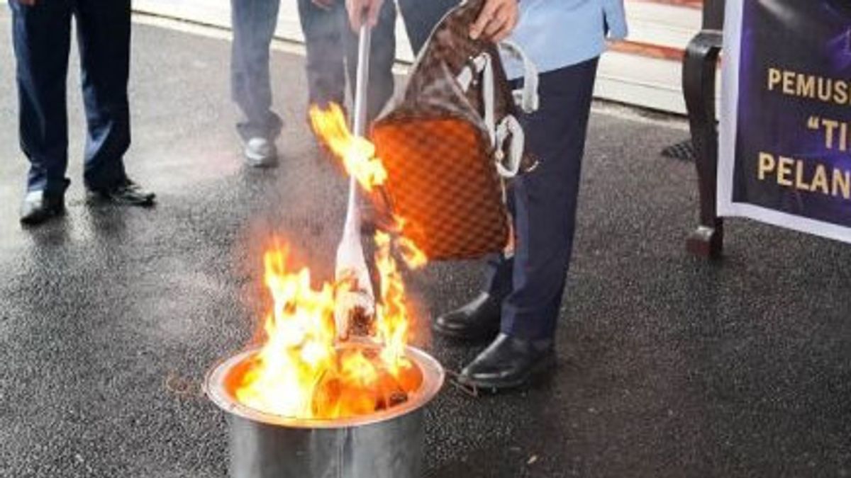 Tas Troli, Tas Tangan dan Dompet Merek Louis Vuitton Abal-abal Dibakar
